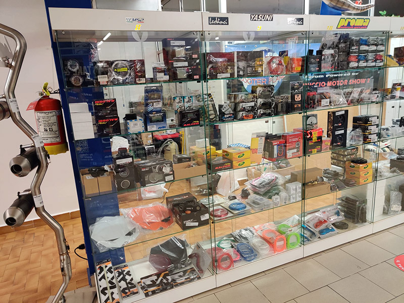 Esposizione ricambi moto e scooter