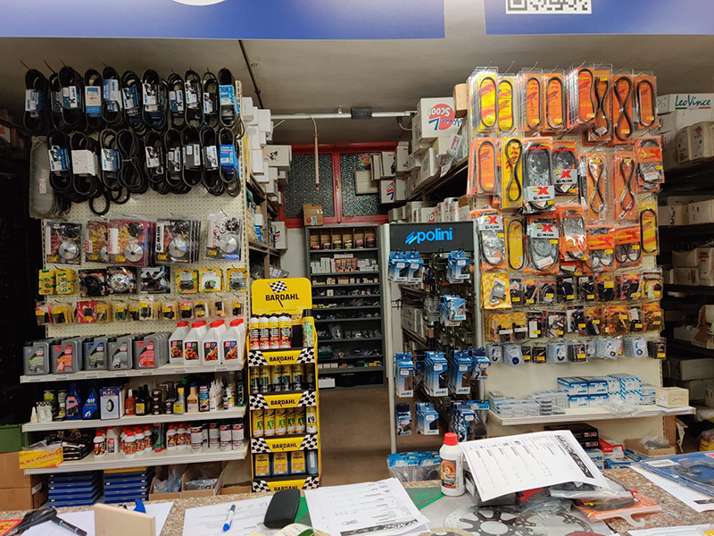 Magazzino ricambi moto e scooter