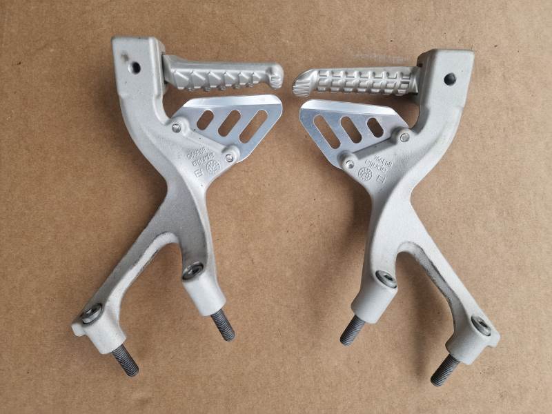 Aprilia rsv4 rf 2015 pedane passeggero originali