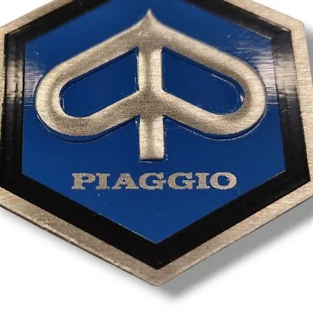 Scudetto Piaggio adesivo piccolo esagono (CIF), ricambio 5778